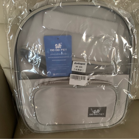 Durable carrying back pack for small pets for a small or medium size cat of dog. - Picture 2 of 8